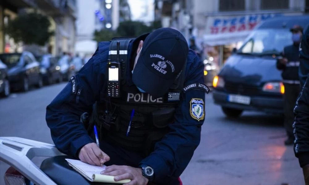 Πάτρα: Πρόστιμο και πειθαρχικός έλεγχος για τον αστυνομικό που «μοίραζε» πρόστιμα χωρίς να φοράει μάσκα